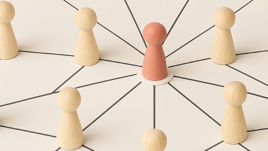 Netzwerk-Darstellung: Kigana verwaltet Kinder, Gruppen, Eltern und Teammitglieder – alles an einem Ort, immer aktuell.